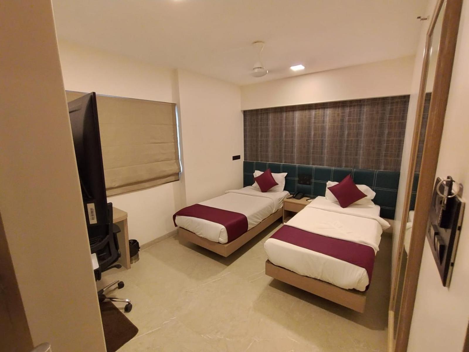J Hotel And Banquets Mumbai Eksteriør bilde