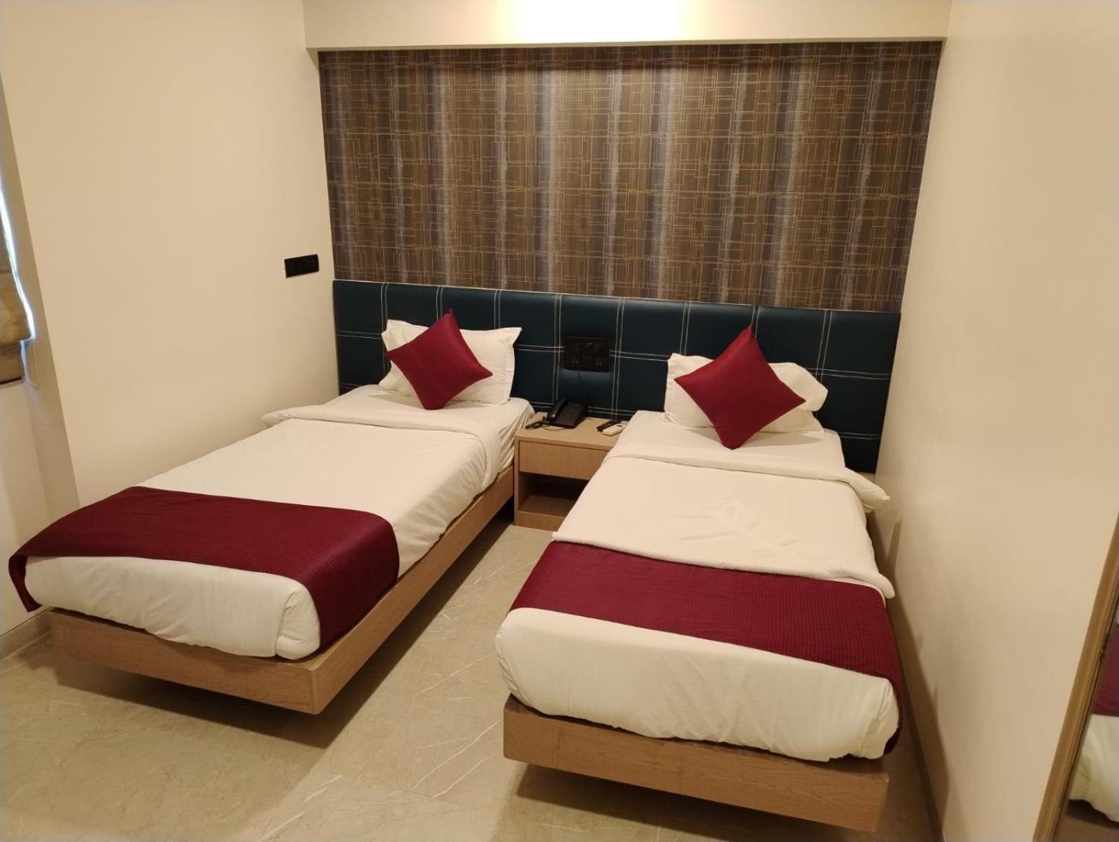 J Hotel And Banquets Mumbai Eksteriør bilde