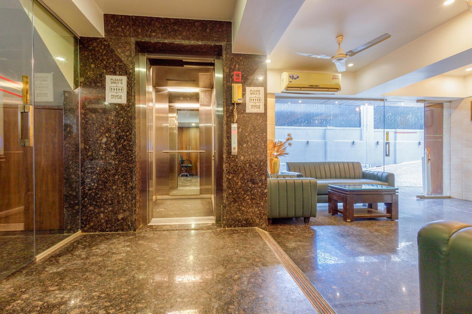 J Hotel And Banquets Mumbai Eksteriør bilde